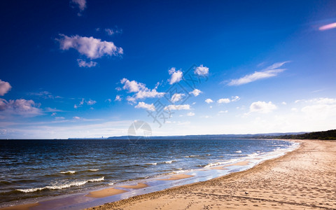风景海中或水蓝色云层天空的景象沙滩上有脚印图片