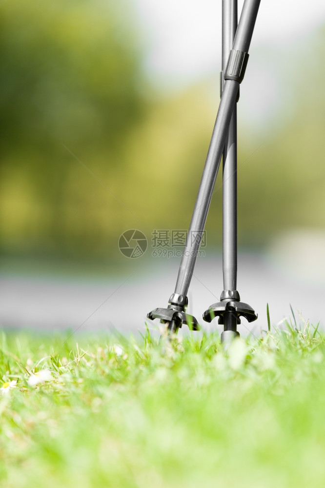 北欧步行设备公园绿草上的灰色棍子活跃健康的生方式图片