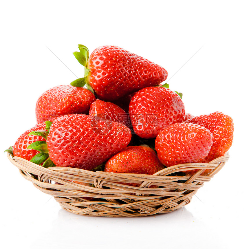 白色背景上隔离的草莓图片