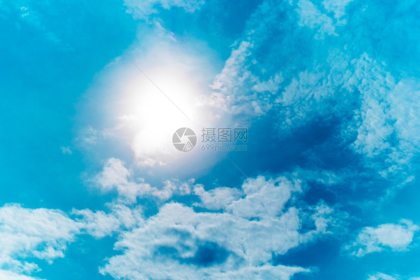 蓝天空有云和太阳图片