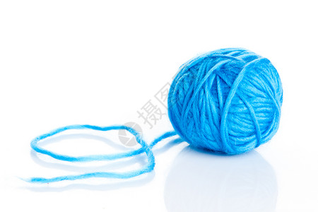 白上孤立的蓝毛线球图片
