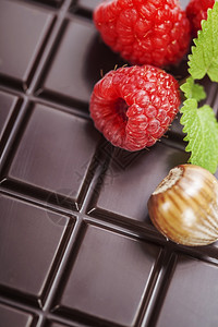 深巧克力条底有草莓图片