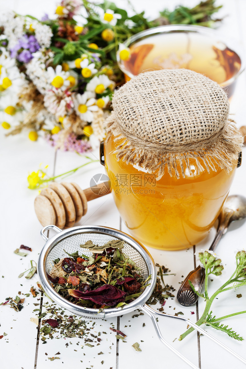 木制背景的蜂蜜和草药茶夏季健康和有机食品概念图片