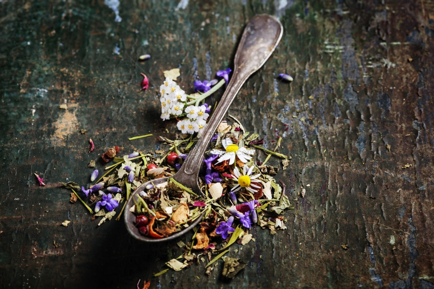 含有野花的草药茶和木本底的果汁生物食健康和饮概念图片