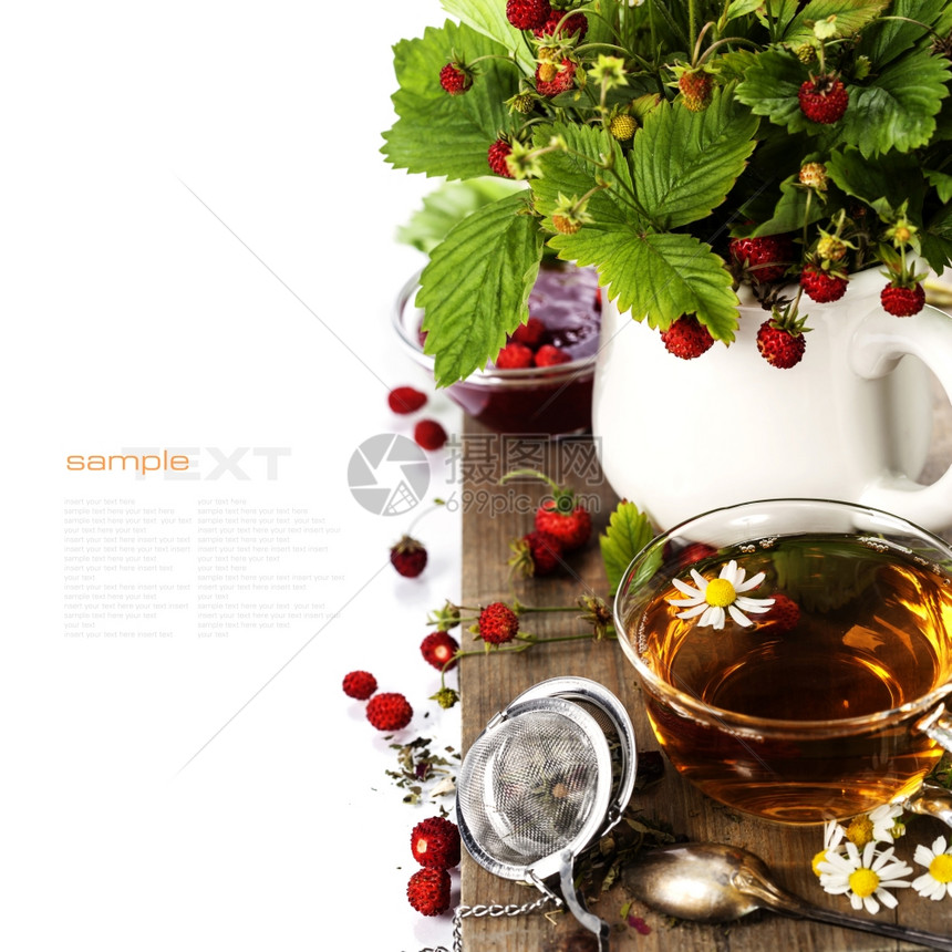 带草药茶和果酱的野草莓花束生物食或健康概念图片