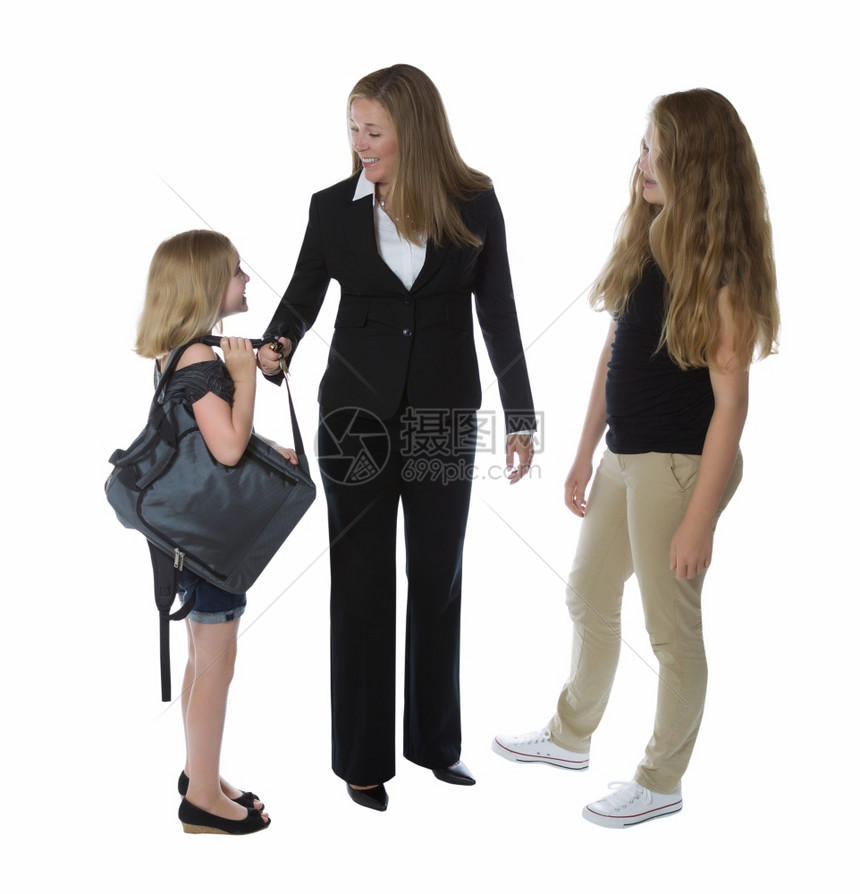 商业女人和年轻儿的侧面观当她下班回家时与白种背景隔绝向她问候图片
