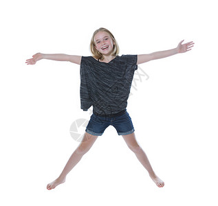 一个穿暑装的漂亮年轻女孩全身前视线赤脚在白色上被孤立身穿夏装图片