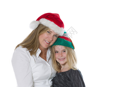 站在前头肩膀举起母亲和年轻女儿戴着圣诞帽子白色的圣诞帽子图片