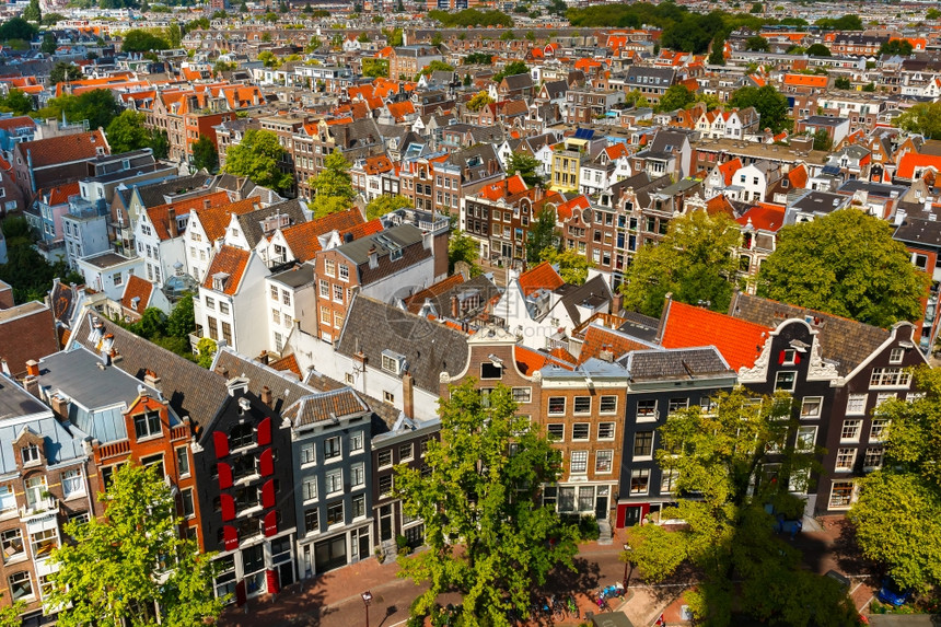 阿姆斯特丹的屋顶和外墙从荷兰的Westerkerk教堂的钟楼看城市图片