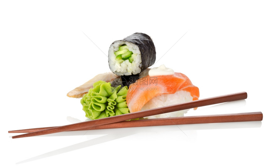 以白色背景隔离的寿司和沙比图片