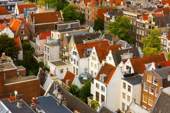 阿姆斯特丹的屋顶和外墙从荷兰的Westerkerk教堂的钟楼看城市图片