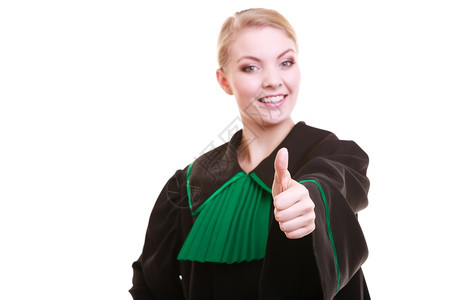 年轻女律师身着经典油波兰黑色绿礼服手举势在白色背景上孤立图片