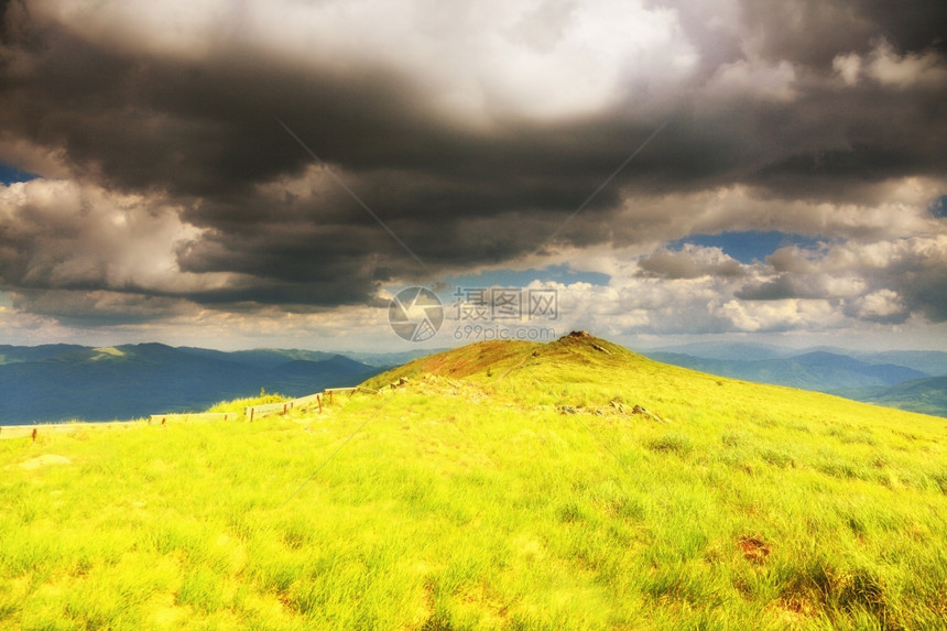 山丘美丽的夏季风景在山的黑暗天空中乌云布兹扎迪波兰图片