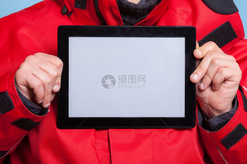 穿着红色风衣的男子显示有空白的复制间男手握着屏幕平板电脑触摸技术广告图片