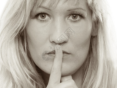 妇女要求沉默或秘密用手指在嘴唇上沉默手势图片