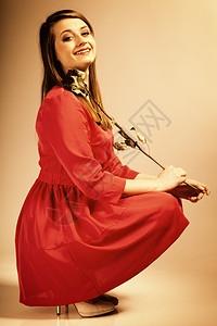 美丽的时装女郎穿着红袍干玫瑰照片以旧色彩图像风格拍摄背景图片