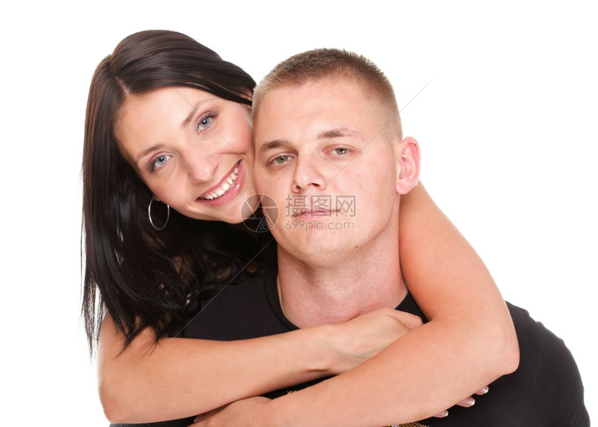 爱拥抱一个美丽的年轻快乐微笑夫妇肖像孤立一对情侣图片