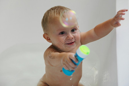 2岁小男孩在用肥皂泡洗澡图片