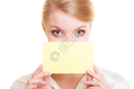 广告年轻女用空白副本遮面用空白的的色孤立黄名片打上商业妇女推荐产品背景图片
