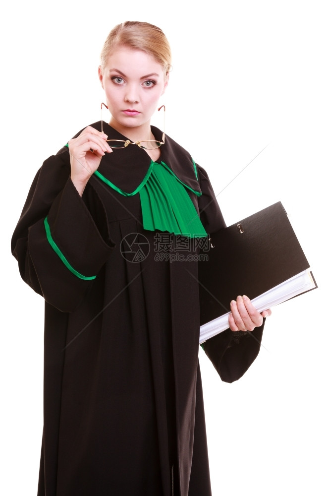 法院或司概念年轻女律师身着经典美油波兰黑色绿袍的年轻女律师带有档案文件夹或白背景孤立的档案材料图片