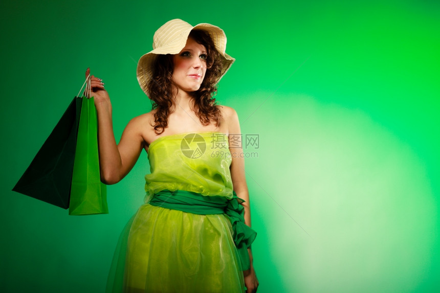 春少女年轻子拿着绿色纸袋空白的复制间销售和零工作室拍摄图片