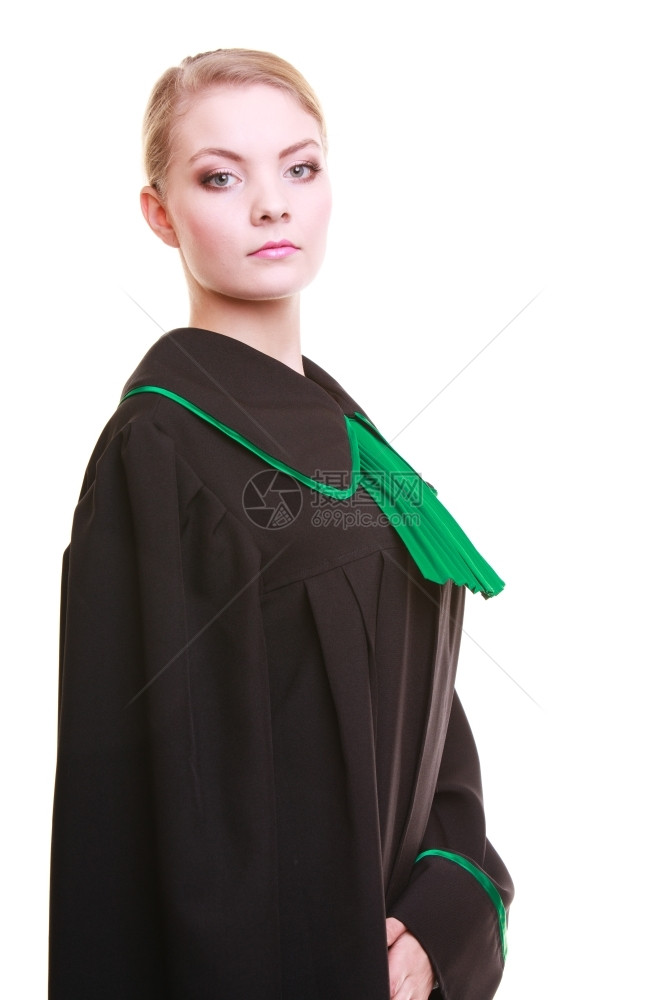 法律庭或司概念身着经典抛光波兰白色背景孤立的黑绿袍年轻女律师图片