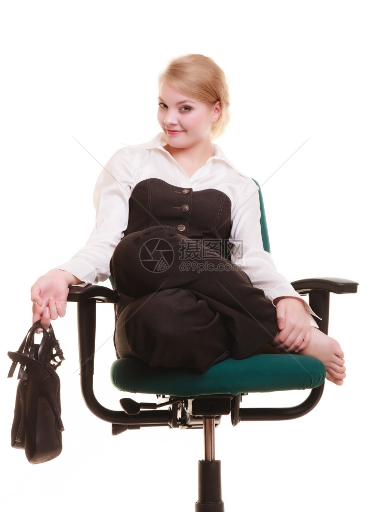 年轻女商人快乐的姑娘手拿着鞋子坐在白色的椅子上放松复制空间商业图片