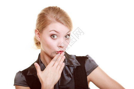 令人惊讶的女商情绪老板的肖像震惊了用白手孤立的遮住嘴金发女人图片