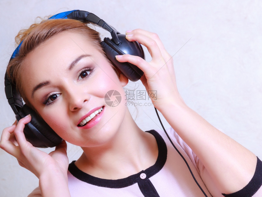 现代女商人年轻子或学生的肖像她们有耳机听音乐3放松或学习语言图片