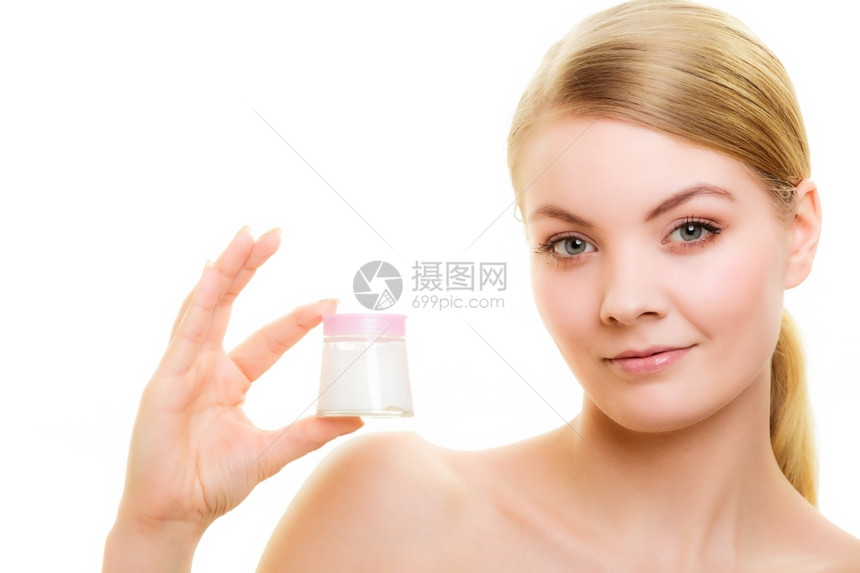 乳液水罐的年轻女金发孩照顾干燥的皮肤使用湿润的乳霜隔离图片