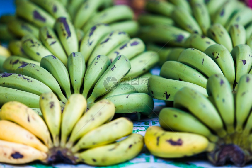 市场上的绿色和黄香蕉水果图片