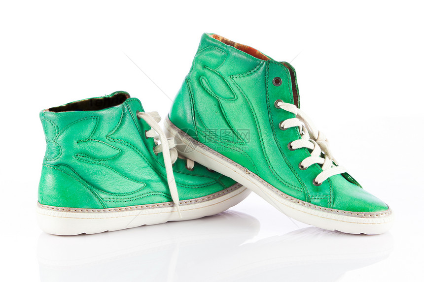 白色背景上孤立的绿色运动鞋图片