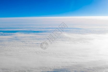 坐在飞机上看着窗外的云图片