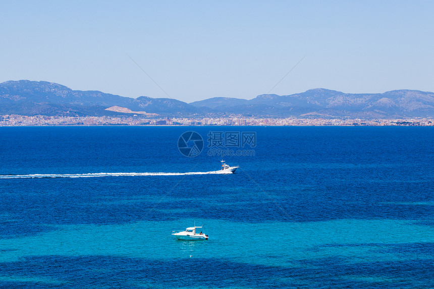 西班牙马洛卡的蓝色游艇图片