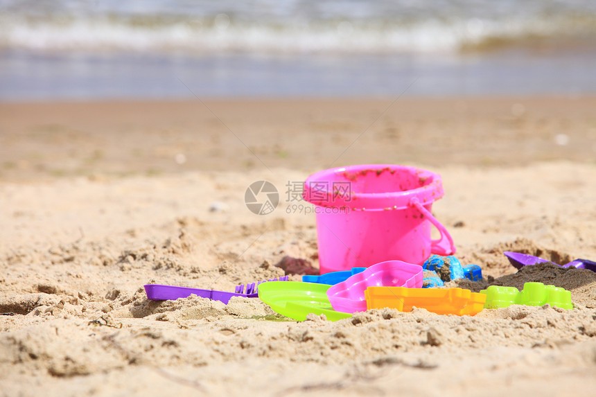 孩子们39在阳光明媚的夏日沙滩玩具桶和上的其他玩具图片