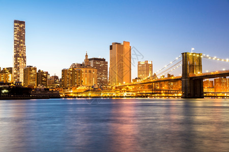 纽约中城布鲁克林桥在美国黄昏纽约市高清图片素材