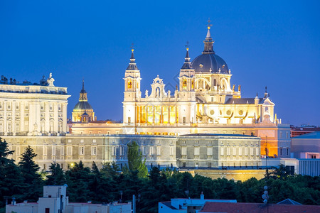 马德里阿尔穆纳大教堂和黄昏西班牙的宫殿图片