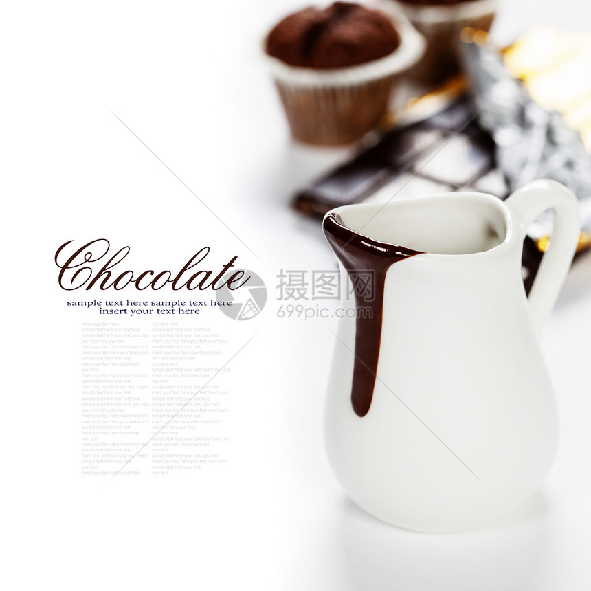 美味的丰富和厚巧克力酱放在一个大壶和各种巧克力中食物和饮料图片