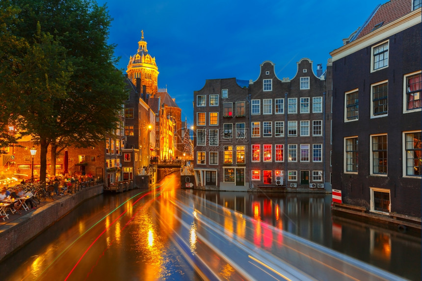 阿姆斯特丹运河桥梁和典型房屋的夜间城市景象荷兰长期接触图片