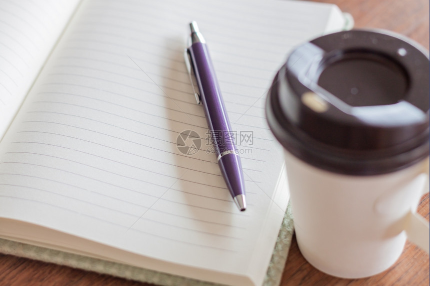 带咖啡杯股票照片的笔和记本图片