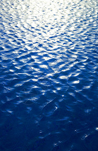 蓝水有太阳反射图片