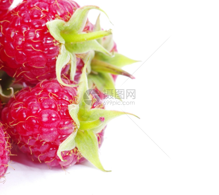 白色背景上隔离的新鲜raspberry关闭图片