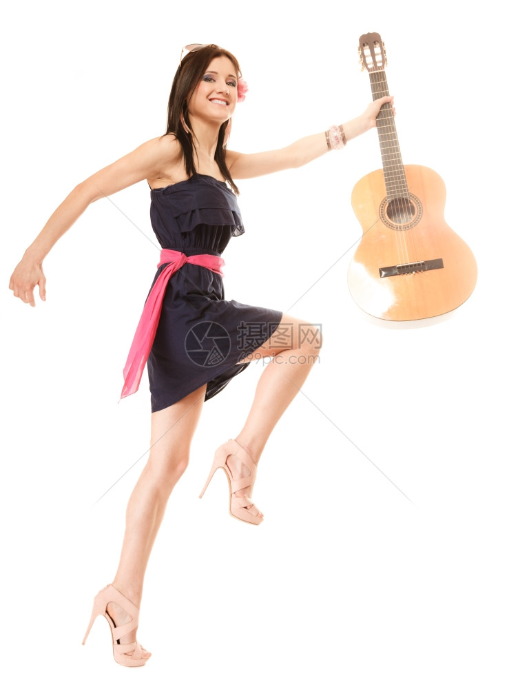旅行假期概念音乐爱好者夏令女全长的音乐爱好者拿着音响吉他在白色上隔离图片