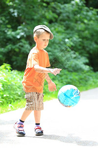 男孩在户外公园玩球背景图片