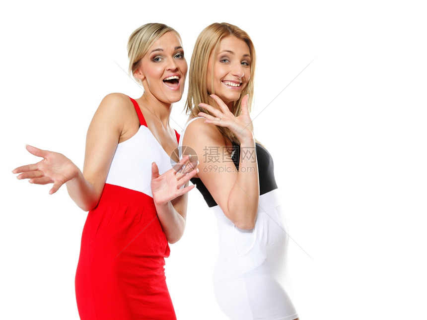 两个穿着夏衣的漂亮感疯女人演播室拍的白背景片图片