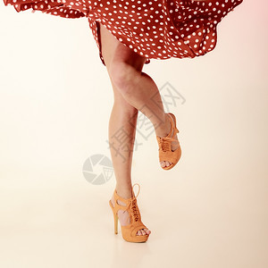 旧针纹风格感女双腿在粉红舞中跳裙子女孩橙色高跟鞋舞派对图片
