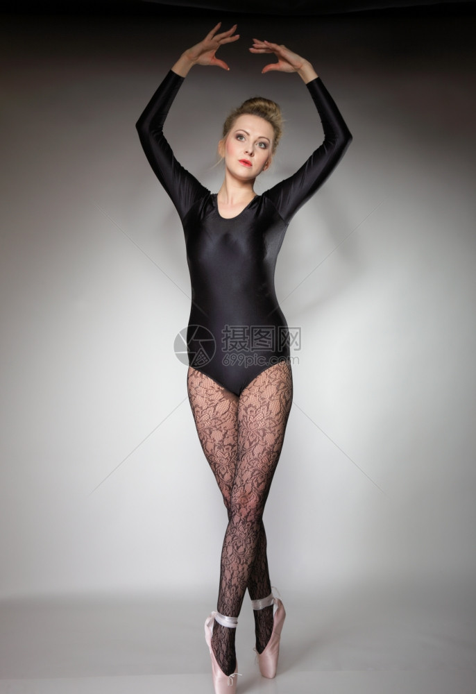 现代风格美丽的女芭蕾舞满身工作室灰色背景的芭蕾舞女图片