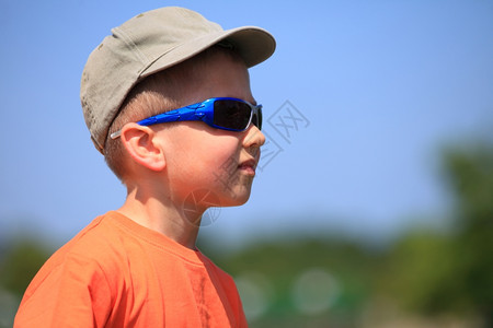 小男孩有太阳眼镜和帽子图片