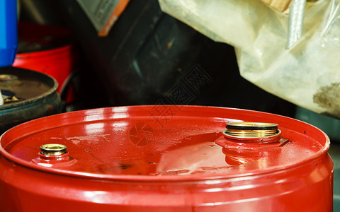 汽车修理机或商店的红色油桶罐头工业细节图片