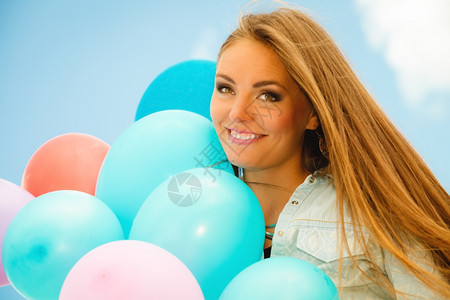 暑假庆祝活动和生方式概念美丽的少女孩在蓝天背景外有彩色气球图片